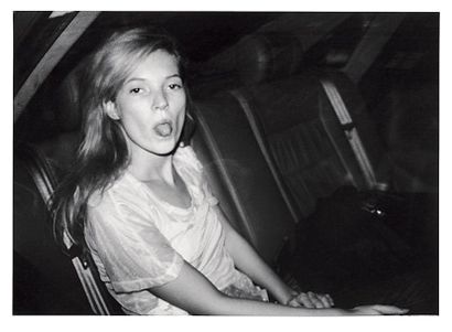 null ROSTAIN Pascal (né en 1958)
Kate Moss tirant la langue au photographe Fashion...