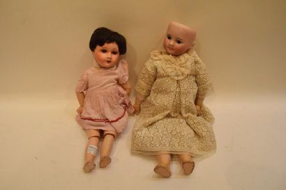 null 2 poupées avec corps en bois dont une avec une tête en porcelaine 