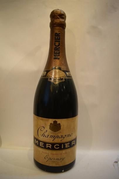 null Bouteille publicitaire de champagne Mercier 

Ht. : 1m 