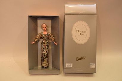 [ Barbie Christian Dior ]



Coffret. Poupée...