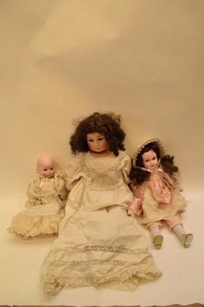 null Ensemble de 3 poupées modernes, 

H=66-42-35cm.



60/80 expert