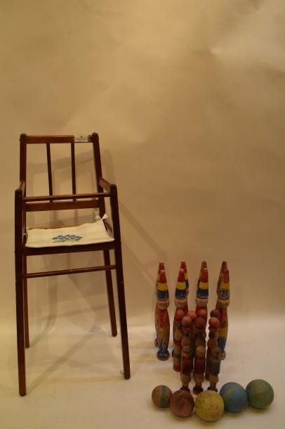 null Chaise haute en bois - jeu de quilles en bois peint.