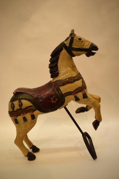 null Modèle réduit de cheval, reproduction en bois sculpté.
