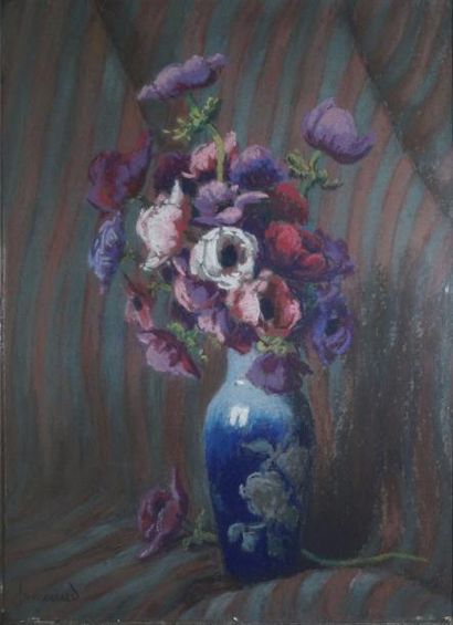 JANSSAUD Mathurin, 1857-1940 Trois fleurs blanches au vase bleu
Pastel; signé en...