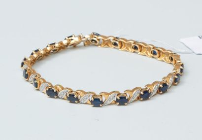 null Bracelet ligne torsadé en or jaune et or gris 18K (750) serti de dix-neuf saphirs...