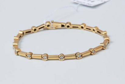 null Bracelet ligne souple en or jaune 18K (750) articulée de batonets coupés de...