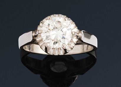 null Bague en or gris 18K (750) ornée d'un diamant taillé en brillant. Poids du diamant...