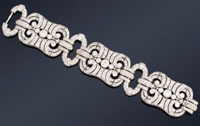 null Bracelet en platine à trois motifs mouvementés, ajourés d'enroulements, comme...