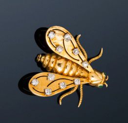 null Broche en or jaune 18K (750) et platine stylisée d'une abeille, les ailes parsemées...