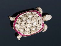 null Broche tortue en platine et or gris 18K (750) la carapace sertie de diamants...