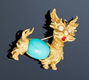 null Broche en or jaune 18K (750) ciselée d'un chien, le corps orné de turquoises...