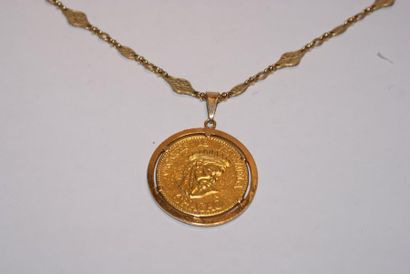 null Pendentif en or jaune 18K (750) ornée d'une médaille Vénézuélienne , sa chaine...