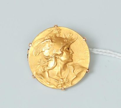 null Broche médaille en or jaune 18K (750) à l'effigie du Dieu Hermès.

Diam : 25,30...