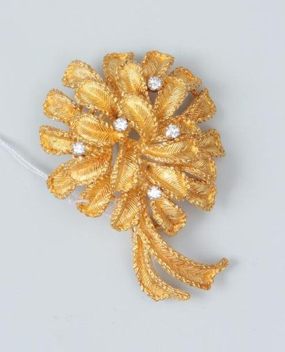 null Broche en or jaune18K (750) à décor rayonnant de feuilles nervurées de diamant...