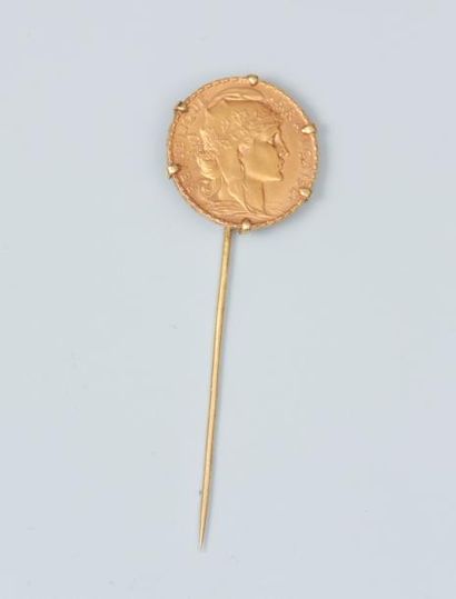 null Epingle de cravate en or jaune 18K (750) ornée d'une pièce de 20 francs en or...