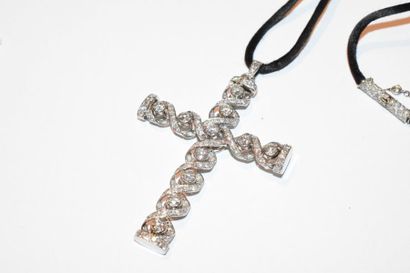 null Pendentif croix en platine formé d'entrelacs sertis de diamant taillés en brillant...