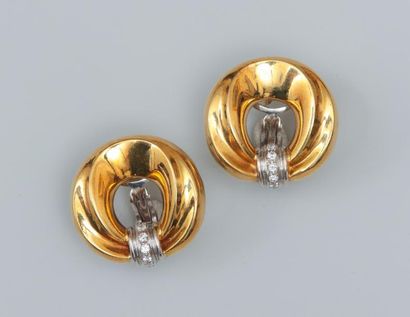 null Paire de pendants d'oreilles en or jaune 18K (750) amati formés chacun d'un...