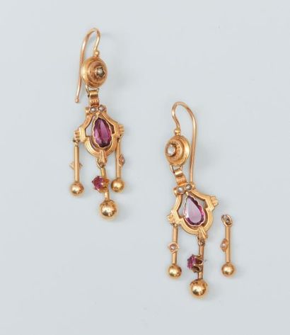 null Paire de pendants d'oreilles en or jaune 18K (750) ornée chacun de demi-perles...