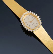 null Montre de dame mécanique à boitier tonneau en or jaune 18K (750) le tour de...