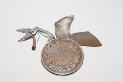 null Manucurie de poche en argent figurant une pièce de 5 Francs Louis Philippe (1847)...