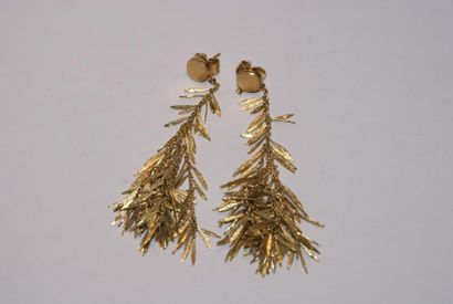 null Paire de pendants d'oreilles "plumes" en or jaune 18k (750).
Signé H.Stern.
Poids...