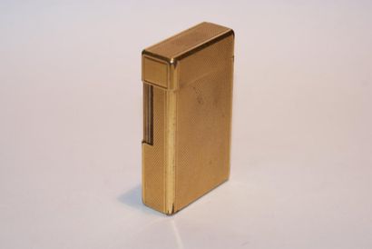null S.T. DUPONT 

Un briquet rectangulaire en métal doré (micro-rayure d'usage).

S.T....