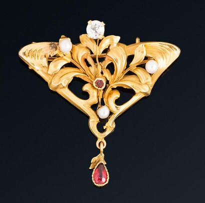 null Broche triangulaire en or jaune 18K (750) ajourée de feuillages, ornée d'un...