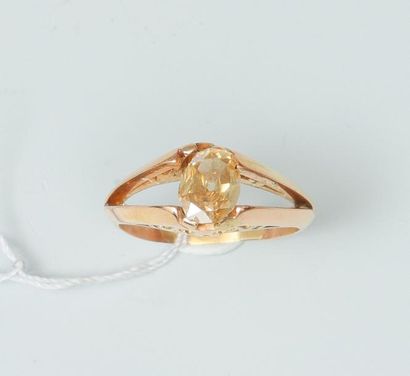 null Bague en or jaune 18K (750) ornée d'un diamant ovale de couleur madère.

Poids...