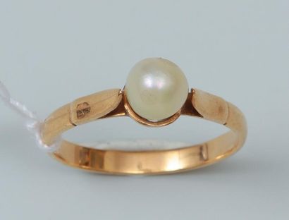 null Bague en or jaune 18K (750) ornée d'une perle de culture.

Poids brut : 1,86...