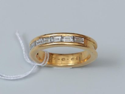 null Bague rivière et en or jaune 18K (750) sertie de huit diamants baguettes .

Tour...