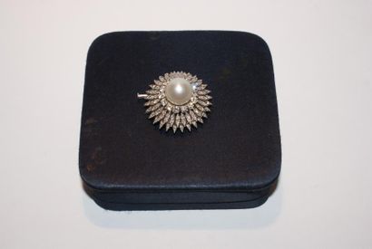 null Broche ronde en or gris 18K (750) , ornée d'une perle de culture dans un triple...