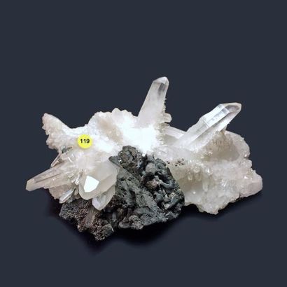 null TETRAEDRITE et QUARTZ (cristaux jusqu'5 cm), Mondo Nuevo, Pérou (14 cm)