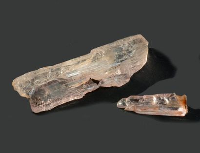 null Deux KUNZITES gemmes, claires, légèrement corrodées (8 et 4 cm) des Minas Gerais,...
