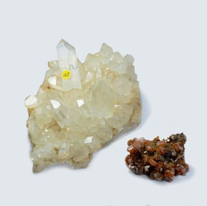null Deux pièces : QUARTZ hyalin avec cristaux jusqu'à 5 cm (14 cm); petite WULFENITE...