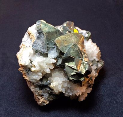 null CHALCOPYRITE (gros cristaux), TETRAEDRITE, QUARTZ, du Pérou (10 cm)