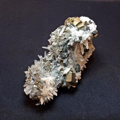 null Deux minéraux du Pérou : jolie PYRITE, BLENDE, aiguilles de QUARTZ (12 cm)....