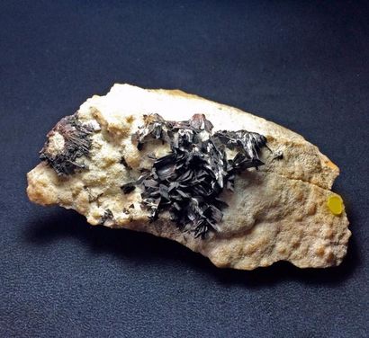 null Deux minéraux du Pérou : jolie PYRITE, BLENDE, aiguilles de QUARTZ (12 cm)....