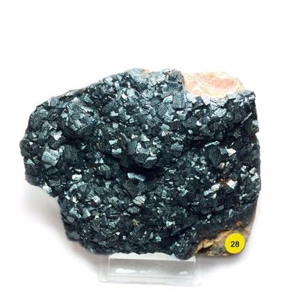 null HEMATITE: Le Brézouard, Vosges (9 cm). SOUFRE natif en cristaux centimétriques...