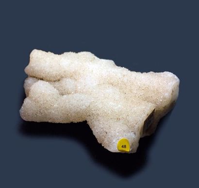 null Trois minéraux d'Inde : PREHNITE vert pale (13 cm). CALCITE en stalactite (11...