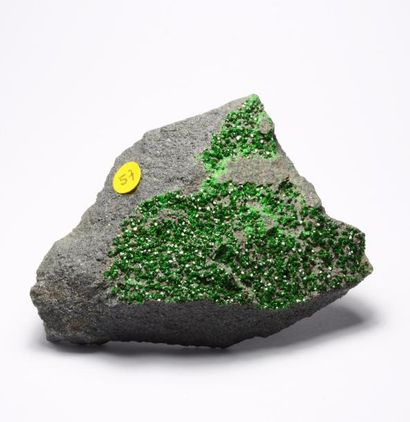 null DIOPSIDE vert : 3 morceaux (2 à 4 cm) d'Otokumpu, Finlande. OUVAROVITE russe...