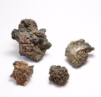 null ARGENT natif : quatre spécimens anciens (1 à 4 cm), Les Chalanches, Isère, France;...