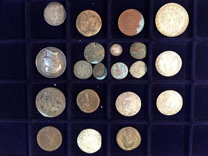null Un lot de monnaies principalement françaises du XVIème au XIXème siècle en argent...