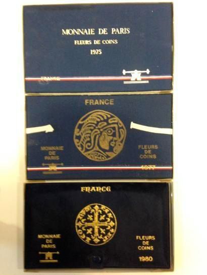 null Monnaie de Paris pièces " Fleurs de coins " 

3 coffrets. 1975 et 1977 : 1,...
