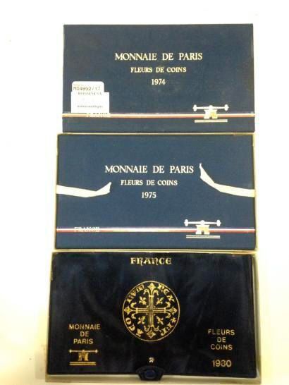 null Monnaie de Paris pièces " Fleurs de coins " 

3 coffrets. 1974 et 1975 : 1,...