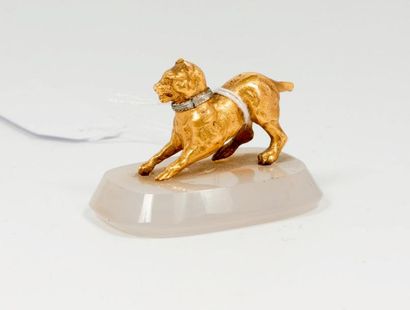 null Un chien à l'arrêt en or jaune 18k (750) et platine (950) sur un socle en agate.

Poids...