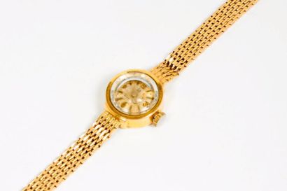 null Une montre bracelet de dame en or jaune 18k (750) ronde, cadran signé LIP. 

Poids...