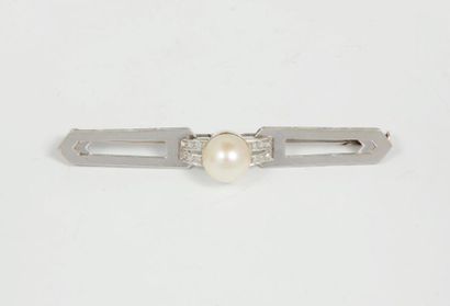 null Broche en or gris 18k (750) ornée d'une perle de culture.

Poids brut : 6.4...