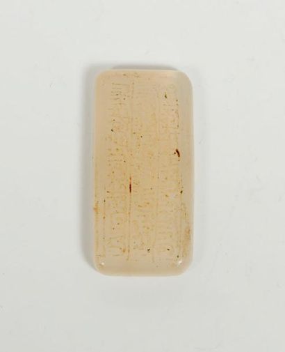 null Petite plaque en jade blanc, à décor de caligraphie perse. 

2x4 cm.