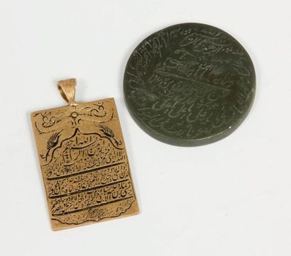 null Un lot de deux pendentifs à décor de caligraphie persane