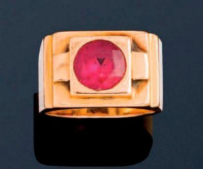 null Bague de genre chevalière en or jaune 18K (750) ornée d'un rubis synthétique...